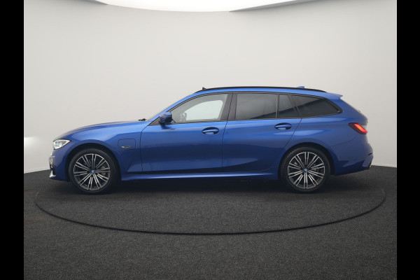BMW 3 Serie Touring 330e xDrive M Sport PHEV 293pk Dealer O.H | Panodak | Head Up | Camera | Laser LED | Lederen Sportstoelen Memory & Verwarmd | Keyless | Cruise Control | BLIS | Apple Carplay | Virtual | Navigatie | DAB | 18"L.M | Plug In Hybrid |
