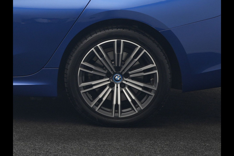 BMW 3 Serie Touring 330e xDrive M Sport PHEV 293pk Dealer O.H | Panodak | Head Up | Camera | Laser LED | Lederen Sportstoelen Memory & Verwarmd | Keyless | Cruise Control | BLIS | Apple Carplay | Virtual | Navigatie | DAB | 18"L.M | Plug In Hybrid |