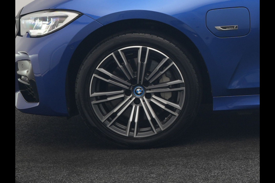 BMW 3 Serie Touring 330e xDrive M Sport PHEV 293pk Dealer O.H | Panodak | Head Up | Camera | Laser LED | Lederen Sportstoelen Memory & Verwarmd | Keyless | Cruise Control | BLIS | Apple Carplay | Virtual | Navigatie | DAB | 18"L.M | Plug In Hybrid |