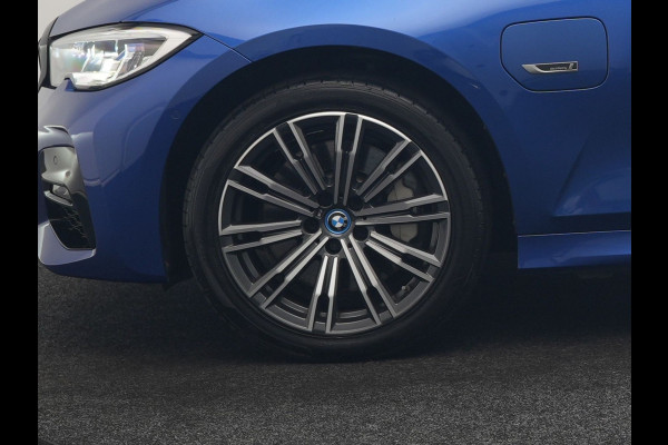 BMW 3 Serie Touring 330e xDrive M Sport PHEV 293pk Dealer O.H | Panodak | Head Up | Camera | Laser LED | Lederen Sportstoelen Memory & Verwarmd | Keyless | Cruise Control | BLIS | Apple Carplay | Virtual | Navigatie | DAB | 18"L.M | Plug In Hybrid |
