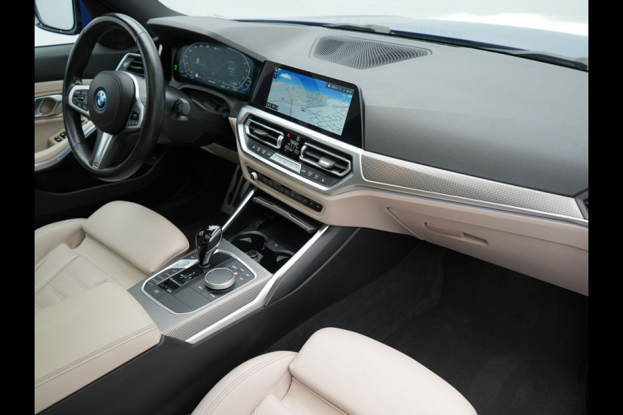 BMW 3 Serie Touring 330e xDrive M Sport PHEV 293pk Dealer O.H | Panodak | Head Up | Camera | Laser LED | Lederen Sportstoelen Memory & Verwarmd | Keyless | Cruise Control | BLIS | Apple Carplay | Virtual | Navigatie | DAB | 18"L.M | Plug In Hybrid |