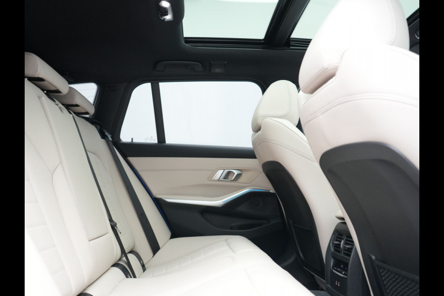 BMW 3 Serie Touring 330e xDrive M Sport PHEV 293pk Dealer O.H | Panodak | Head Up | Camera | Laser LED | Lederen Sportstoelen Memory & Verwarmd | Keyless | Cruise Control | BLIS | Apple Carplay | Virtual | Navigatie | DAB | 18"L.M | Plug In Hybrid |