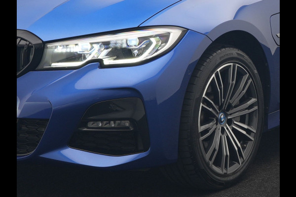 BMW 3 Serie Touring 330e xDrive M Sport PHEV 293pk Dealer O.H | Panodak | Head Up | Camera | Laser LED | Lederen Sportstoelen Memory & Verwarmd | Keyless | Cruise Control | BLIS | Apple Carplay | Virtual | Navigatie | DAB | 18"L.M | Plug In Hybrid |