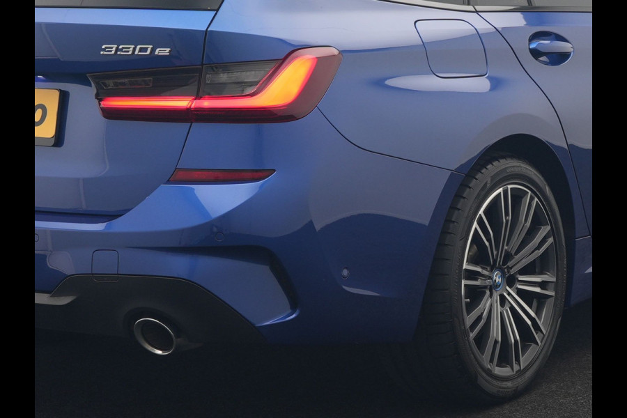 BMW 3 Serie Touring 330e xDrive M Sport PHEV 293pk Dealer O.H | Panodak | Head Up | Camera | Laser LED | Lederen Sportstoelen Memory & Verwarmd | Keyless | Cruise Control | BLIS | Apple Carplay | Virtual | Navigatie | DAB | 18"L.M | Plug In Hybrid |