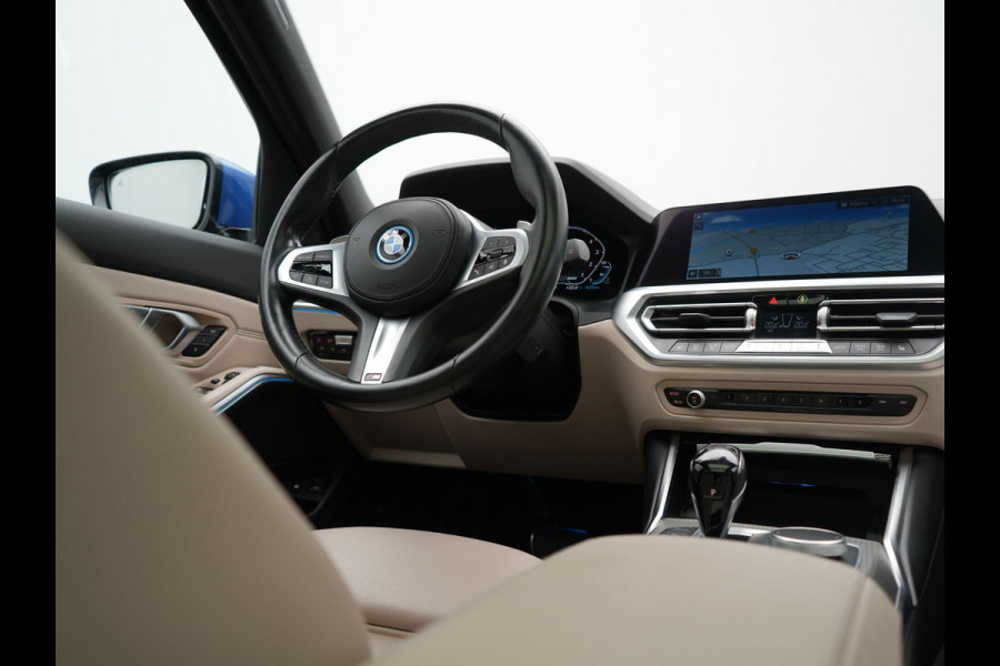 BMW 3 Serie Touring 330e xDrive M Sport PHEV 293pk Dealer O.H | Panodak | Head Up | Camera | Laser LED | Lederen Sportstoelen Memory & Verwarmd | Keyless | Cruise Control | BLIS | Apple Carplay | Virtual | Navigatie | DAB | 18"L.M | Plug In Hybrid |