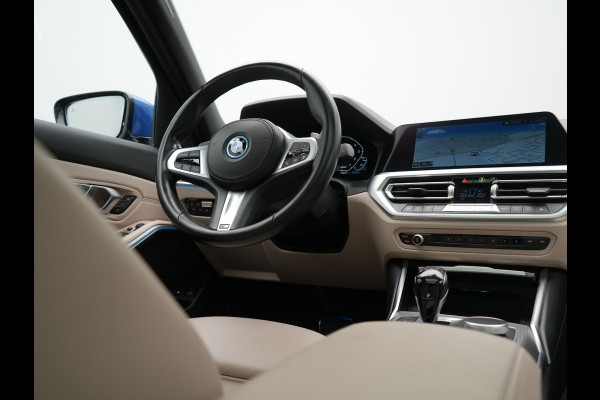 BMW 3 Serie Touring 330e xDrive M Sport PHEV 293pk Dealer O.H | Panodak | Head Up | Camera | Laser LED | Lederen Sportstoelen Memory & Verwarmd | Keyless | Cruise Control | BLIS | Apple Carplay | Virtual | Navigatie | DAB | 18"L.M | Plug In Hybrid |