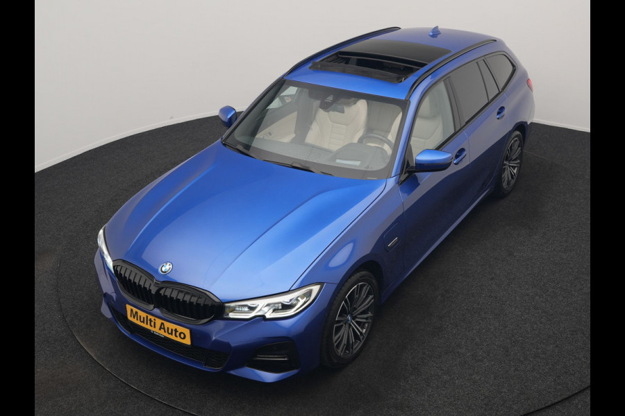 BMW 3 Serie Touring 330e xDrive M Sport PHEV 293pk Dealer O.H | Panodak | Head Up | Camera | Laser LED | Lederen Sportstoelen Memory & Verwarmd | Keyless | Cruise Control | BLIS | Apple Carplay | Virtual | Navigatie | DAB | 18"L.M | Plug In Hybrid |