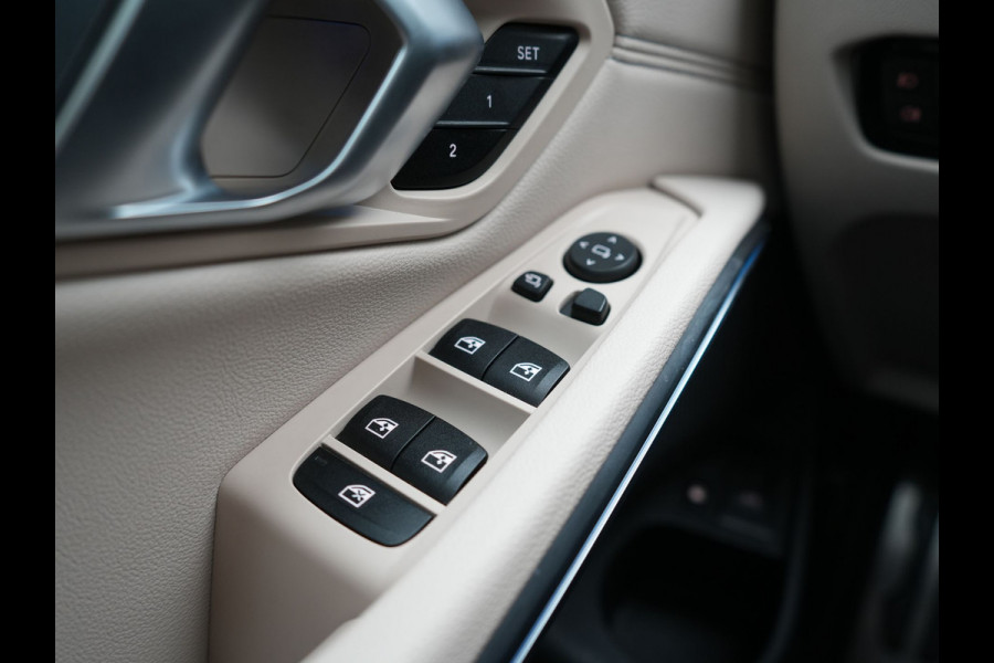 BMW 3 Serie Touring 330e xDrive M Sport PHEV 293pk Dealer O.H | Panodak | Head Up | Camera | Laser LED | Lederen Sportstoelen Memory & Verwarmd | Keyless | Cruise Control | BLIS | Apple Carplay | Virtual | Navigatie | DAB | 18"L.M | Plug In Hybrid |