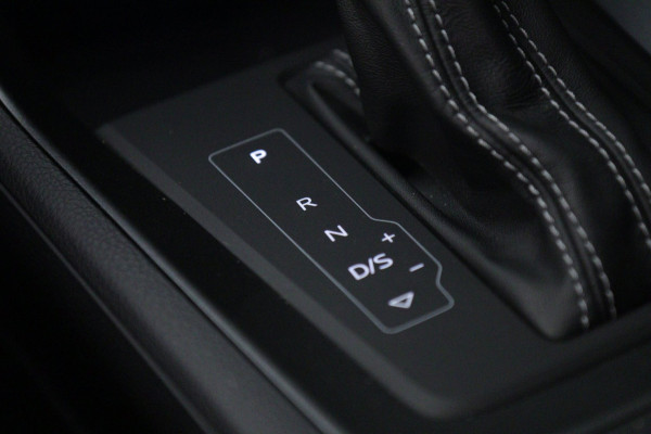 Audi Q3 45 TFSI e 3X S-Line /PANO/CARPLAY/KEYLES/STOELV/BOMVOL