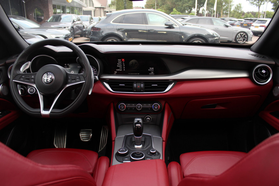 Alfa Romeo Stelvio 2.0 T AWD B-Tech / Panoramadak / Camera / Leder / 19'' / CarPlay / Harman Kardon / Navigatie / Stoel+Stuurverwarming / DAB / Dodehoek / Cruise Control