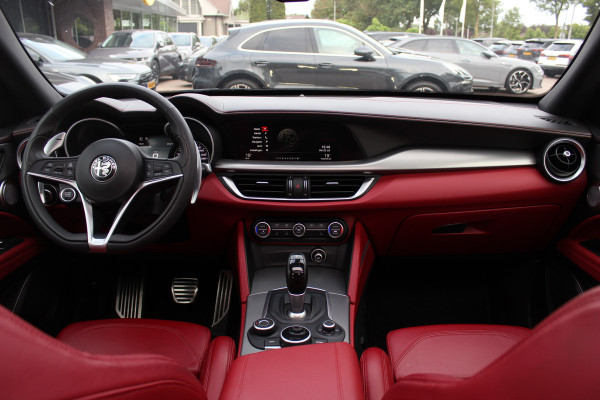 Alfa Romeo Stelvio 2.0 T AWD B-Tech / Panoramadak / Camera / Leder / 19'' / CarPlay / Harman Kardon / Navigatie / Stoel+Stuurverwarming / DAB / Dodehoek / Cruise Control