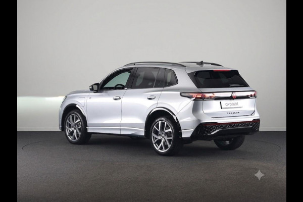 Volkswagen Tiguan 1.5 eHybrid R-Line Edition 204 pk Automaat (DSG) | Verlengde garantie | Navigatie | Trekhaak (wegklapbaar) | Parkeersensoren (Park assist) | Rondomzicht camera | Black Style pakket | R-Line |