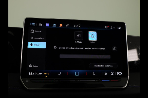 Volkswagen Tiguan 1.5 eHybrid R-Line Edition 204 pk Automaat (DSG) | Verlengde garantie | Navigatie | Trekhaak (wegklapbaar) | Parkeersensoren (Park assist) | Rondomzicht camera | Black Style pakket | R-Line |