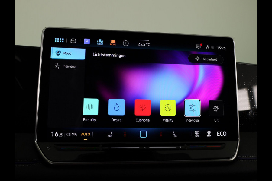 Volkswagen Tiguan 1.5 eHybrid R-Line Edition 204 pk Automaat (DSG) | Verlengde garantie | Navigatie | Trekhaak (wegklapbaar) | Parkeersensoren (Park assist) | Rondomzicht camera | Black Style pakket | R-Line |