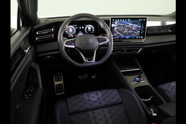 Volkswagen Tiguan 1.5 eHybrid R-Line Edition 204 pk Automaat (DSG) | Verlengde garantie | Navigatie | Trekhaak (wegklapbaar) | Parkeersensoren (Park assist) | Rondomzicht camera | Black Style pakket | R-Line |