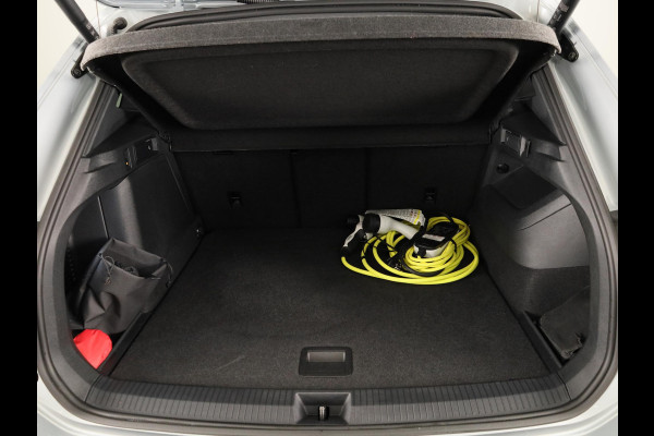 Volkswagen Tiguan 1.5 eHybrid R-Line Edition 204 pk Automaat (DSG) | Verlengde garantie | Navigatie | Trekhaak (wegklapbaar) | Parkeersensoren (Park assist) | Rondomzicht camera | Black Style pakket | R-Line |