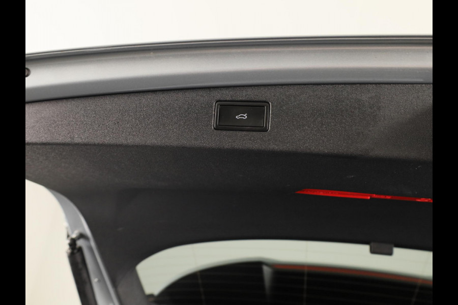 Volkswagen Tiguan 1.5 eHybrid R-Line Edition 204 pk Automaat (DSG) | Verlengde garantie | Navigatie | Trekhaak (wegklapbaar) | Parkeersensoren (Park assist) | Rondomzicht camera | Black Style pakket | R-Line |