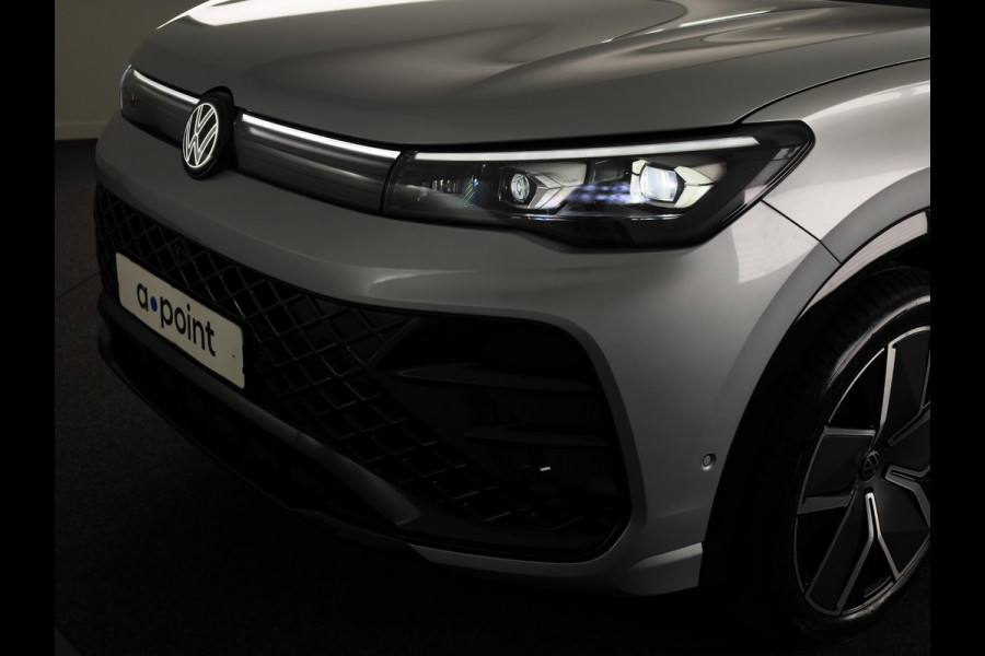 Volkswagen Tiguan 1.5 eHybrid R-Line Edition 204 pk Automaat (DSG) | Verlengde garantie | Navigatie | Trekhaak (wegklapbaar) | Parkeersensoren (Park assist) | Rondomzicht camera | Black Style pakket | R-Line |