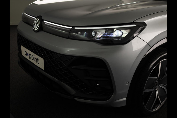 Volkswagen Tiguan 1.5 eHybrid R-Line Edition 204 pk Automaat (DSG) | Verlengde garantie | Navigatie | Trekhaak (wegklapbaar) | Parkeersensoren (Park assist) | Rondomzicht camera | Black Style pakket | R-Line |
