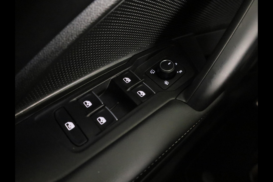 Volkswagen Tiguan 1.5 eHybrid R-Line Edition 204 pk Automaat (DSG) | Verlengde garantie | Navigatie | Trekhaak (wegklapbaar) | Parkeersensoren (Park assist) | Rondomzicht camera | Black Style pakket | R-Line |