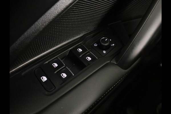 Volkswagen Tiguan 1.5 eHybrid R-Line Edition 204 pk Automaat (DSG) | Verlengde garantie | Navigatie | Trekhaak (wegklapbaar) | Parkeersensoren (Park assist) | Rondomzicht camera | Black Style pakket | R-Line |