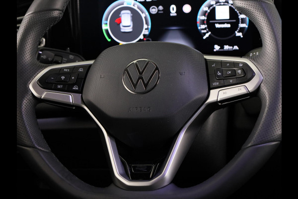 Volkswagen Tiguan 1.5 eHybrid R-Line Edition 204 pk Automaat (DSG) | Verlengde garantie | Navigatie | Trekhaak (wegklapbaar) | Parkeersensoren (Park assist) | Rondomzicht camera | Black Style pakket | R-Line |