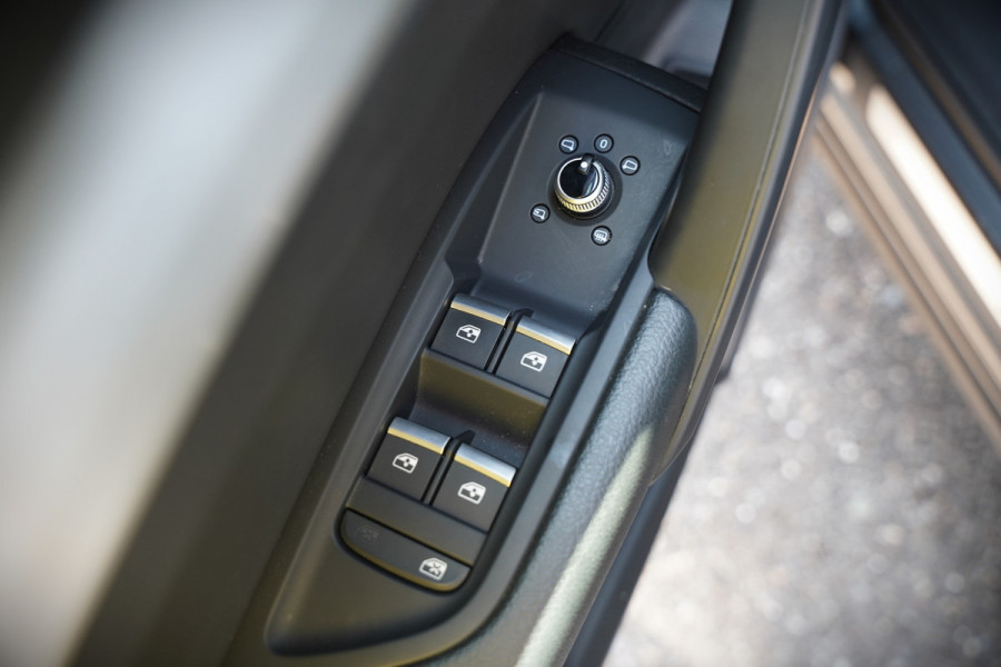 Audi Q5 50 TFSI e S edition S-Line | Panoramadak | Adaptive Cruise Control | Stoelverwarming | Ambiance Verlichting | Camera | Navigatie | Apple Carplay | Keyless | Trekhaak | SOH 92%