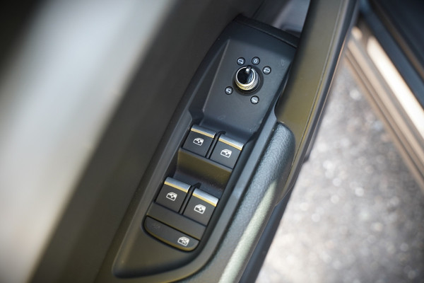 Audi Q5 50 TFSI e S edition S-Line | Panoramadak | Adaptive Cruise Control | Stoelverwarming | Ambiance Verlichting | Camera | Navigatie | Apple Carplay | Keyless | Trekhaak | SOH 92%