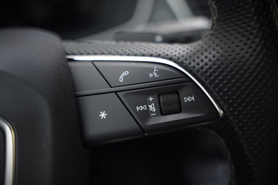 Audi Q5 50 TFSI e S edition S-Line | Panoramadak | Adaptive Cruise Control | Stoelverwarming | Ambiance Verlichting | Camera | Navigatie | Apple Carplay | Keyless | Trekhaak | SOH 92%