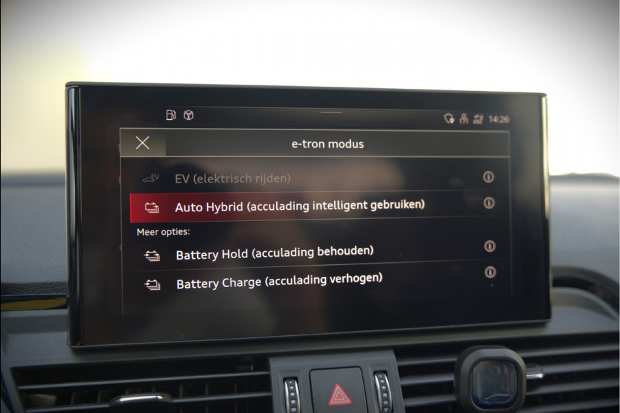 Audi Q5 50 TFSI e S edition S-Line | Panoramadak | Adaptive Cruise Control | Stoelverwarming | Ambiance Verlichting | Camera | Navigatie | Apple Carplay | Keyless | Trekhaak | SOH 92%