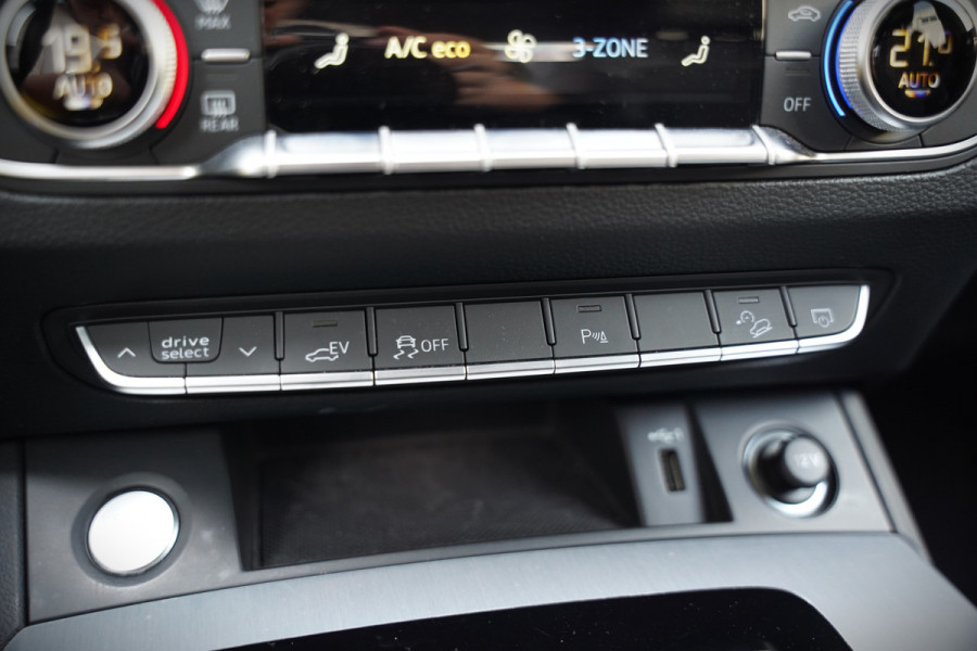 Audi Q5 50 TFSI e S edition S-Line | Panoramadak | Adaptive Cruise Control | Stoelverwarming | Ambiance Verlichting | Camera | Navigatie | Apple Carplay | Keyless | Trekhaak | SOH 92%