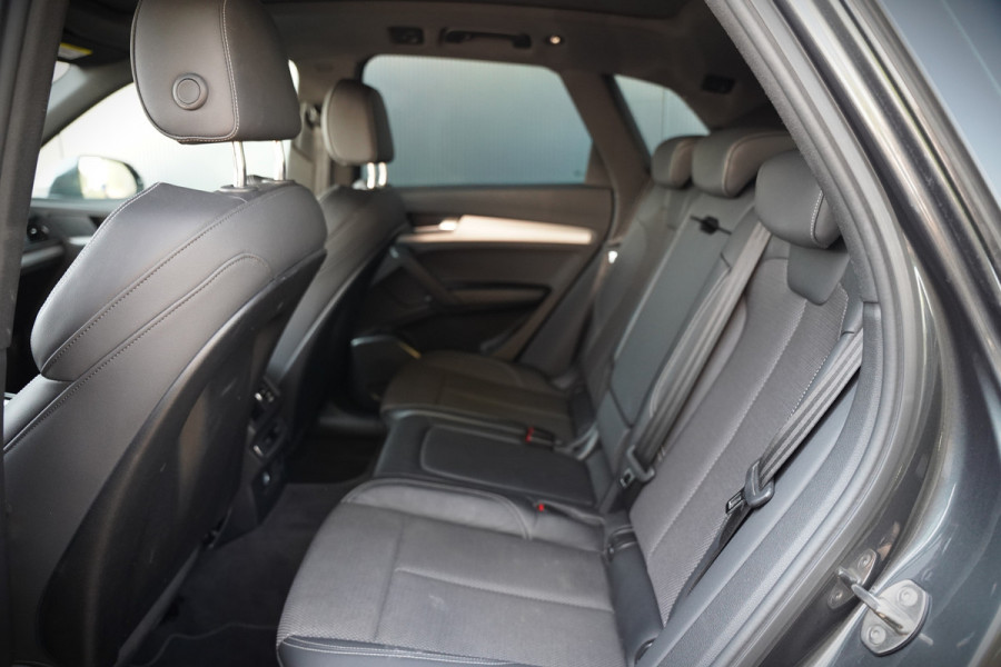 Audi Q5 50 TFSI e S edition S-Line | Panoramadak | Adaptive Cruise Control | Stoelverwarming | Ambiance Verlichting | Camera | Navigatie | Apple Carplay | Keyless | Trekhaak | SOH 92%