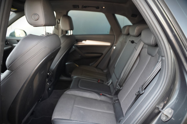 Audi Q5 50 TFSI e S edition S-Line | Panoramadak | Adaptive Cruise Control | Stoelverwarming | Ambiance Verlichting | Camera | Navigatie | Apple Carplay | Keyless | Trekhaak | SOH 92%