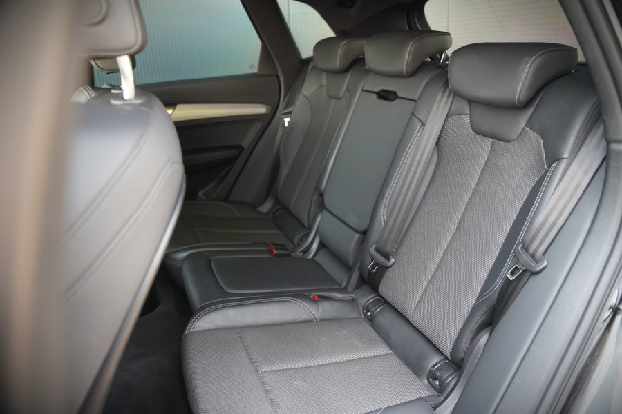 Audi Q5 50 TFSI e S edition S-Line | Panoramadak | Adaptive Cruise Control | Stoelverwarming | Ambiance Verlichting | Camera | Navigatie | Apple Carplay | Keyless | Trekhaak | SOH 92%
