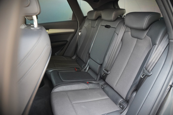 Audi Q5 50 TFSI e S edition S-Line | Panoramadak | Adaptive Cruise Control | Stoelverwarming | Ambiance Verlichting | Camera | Navigatie | Apple Carplay | Keyless | Trekhaak | SOH 92%