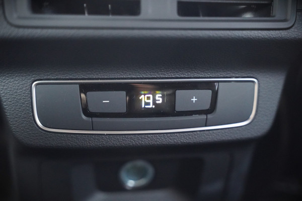Audi Q5 50 TFSI e S edition S-Line | Panoramadak | Adaptive Cruise Control | Stoelverwarming | Ambiance Verlichting | Camera | Navigatie | Apple Carplay | Keyless | Trekhaak | SOH 92%
