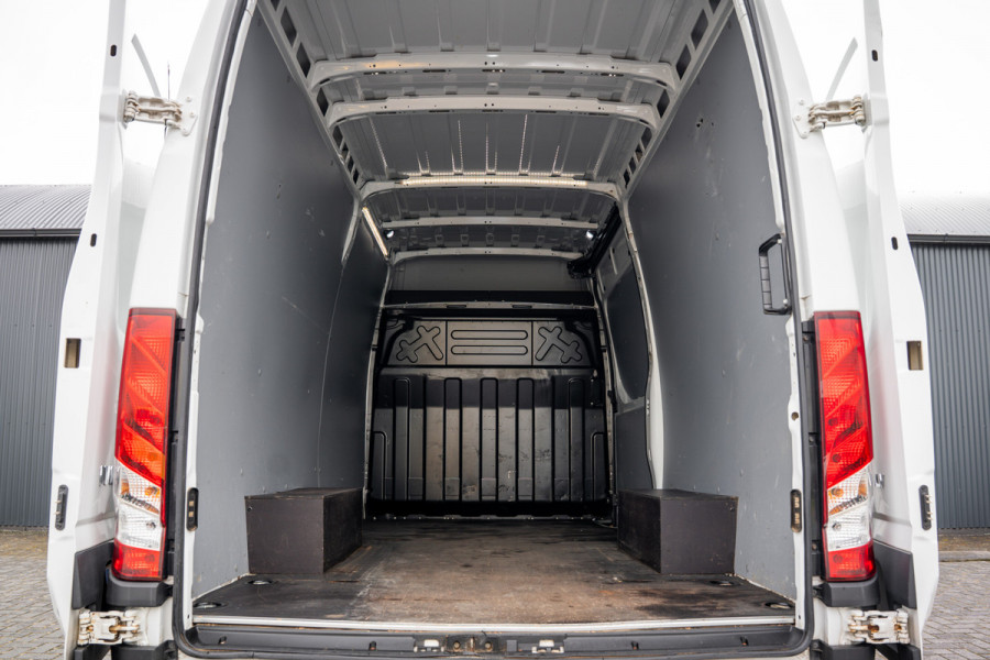 Iveco Daily 35S18 175 PK 3.0 Liter! | Automaat | 3.500 KG trekgewicht | Camera | Cruise | Airco | Trekhaak | 3-Zits