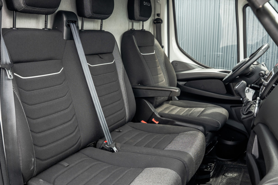 Iveco Daily 35S18 175 PK 3.0 Liter! | Automaat | 3.500 KG trekgewicht | Camera | Cruise | Airco | Trekhaak | 3-Zits