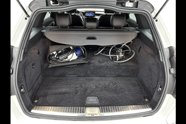 Mercedes-Benz C-Klasse Estate 300 e AMG Line(Dealer OnderH, Camera, Dodehoek, StoelV, Carplay, Parkeersensoren, Etc)