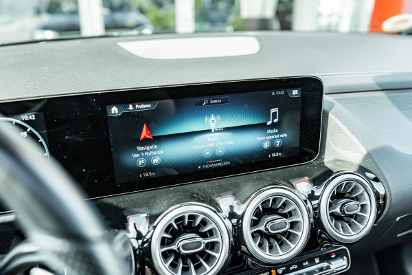 Mercedes-Benz EQA 250 AMG Line 67 kWh | Pano | Apple Carplay |