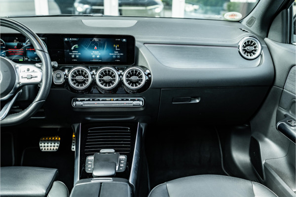 Mercedes-Benz EQA 250 AMG Line 67 kWh | Pano | Apple Carplay |