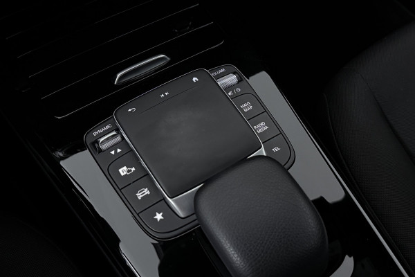 Mercedes-Benz CLA-Klasse 180 Business Line (STOELVERWARMING, NAVIGATIE, CAMERA, PARKEERSENSOREN)