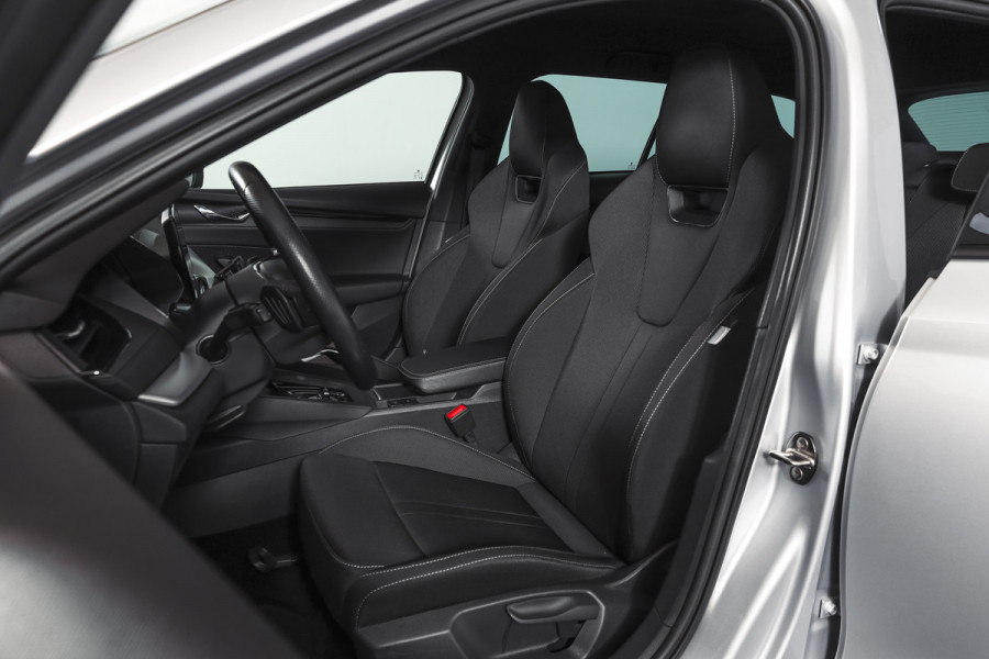 Škoda Octavia Combi 1.0 e-TSI 110 PK Sport Business - Automaat | Dig. Cockpit | Cruise | Stoelverw. | PDC | Camera | NAV + App. Connect | ECC | Afn. Trekhaak | LM 17" |