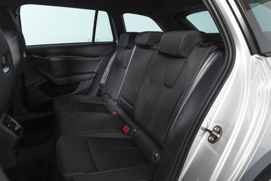 Škoda Octavia Combi 1.0 e-TSI 110 PK Sport Business - Automaat | Dig. Cockpit | Cruise | Stoelverw. | PDC | Camera | NAV + App. Connect | ECC | Afn. Trekhaak | LM 17" |