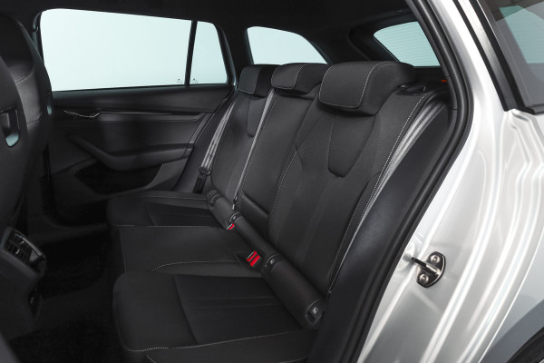 Škoda Octavia Combi 1.0 e-TSI 110 PK Sport Business - Automaat | Dig. Cockpit | Cruise | Stoelverw. | PDC | Camera | NAV + App. Connect | ECC | Afn. Trekhaak | LM 17" |