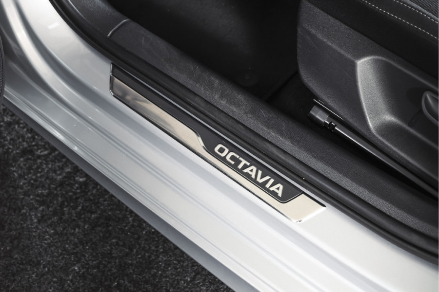 Škoda Octavia Combi 1.0 e-TSI 110 PK Sport Business - Automaat | Dig. Cockpit | Cruise | Stoelverw. | PDC | Camera | NAV + App. Connect | ECC | Afn. Trekhaak | LM 17" |