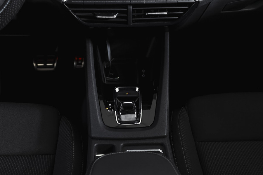 Škoda Octavia Combi 1.0 e-TSI 110 PK Sport Business - Automaat | Dig. Cockpit | Cruise | Stoelverw. | PDC | Camera | NAV + App. Connect | ECC | Afn. Trekhaak | LM 17" |