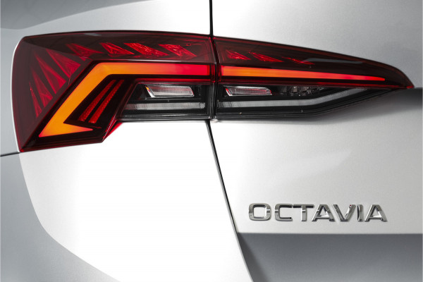 Škoda Octavia Combi 1.0 e-TSI 110 PK Sport Business - Automaat | Dig. Cockpit | Cruise | Stoelverw. | PDC | Camera | NAV + App. Connect | ECC | Afn. Trekhaak | LM 17" |