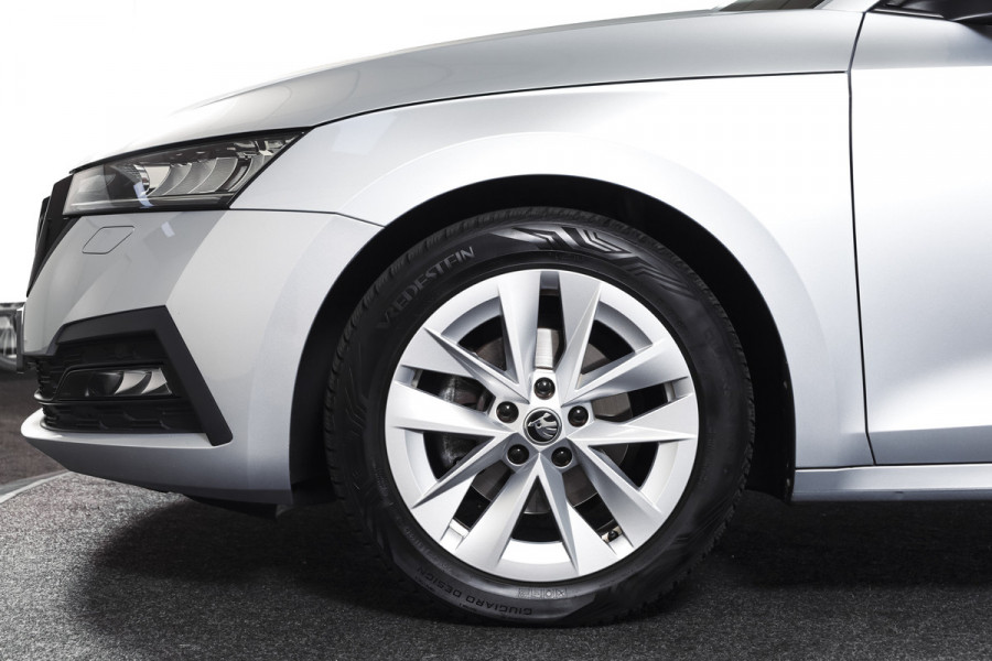 Škoda Octavia Combi 1.0 e-TSI 110 PK Sport Business - Automaat | Dig. Cockpit | Cruise | Stoelverw. | PDC | Camera | NAV + App. Connect | ECC | Afn. Trekhaak | LM 17" |