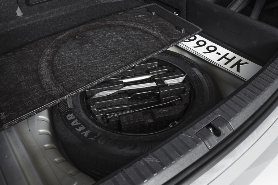 Škoda Octavia Combi 1.0 e-TSI 110 PK Sport Business - Automaat | Dig. Cockpit | Cruise | Stoelverw. | PDC | Camera | NAV + App. Connect | ECC | Afn. Trekhaak | LM 17" |